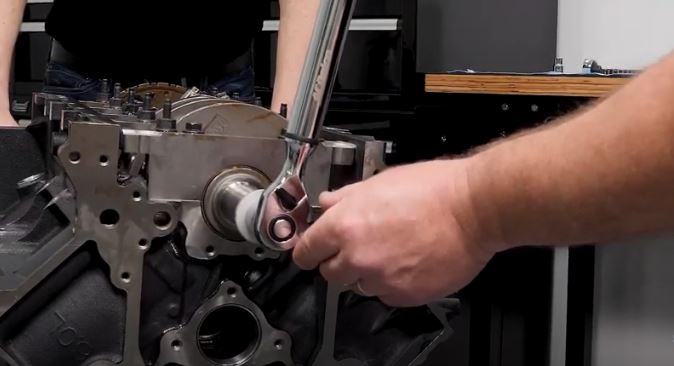 manually tuning an engine crankshaft with a torque wrench