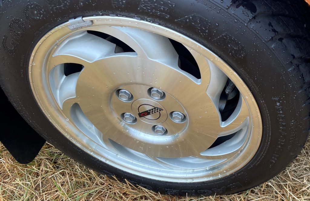 directional alloy wheel on a c4 corvette