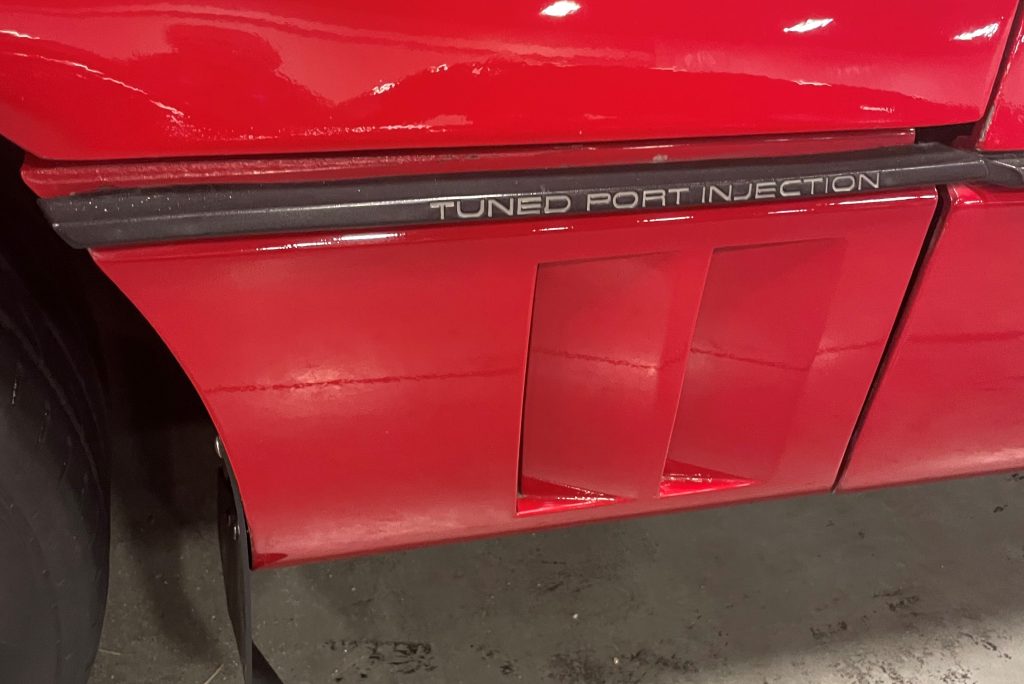 side vents and tuned port injection tpi emblem on a 1987 chevy corvette c4