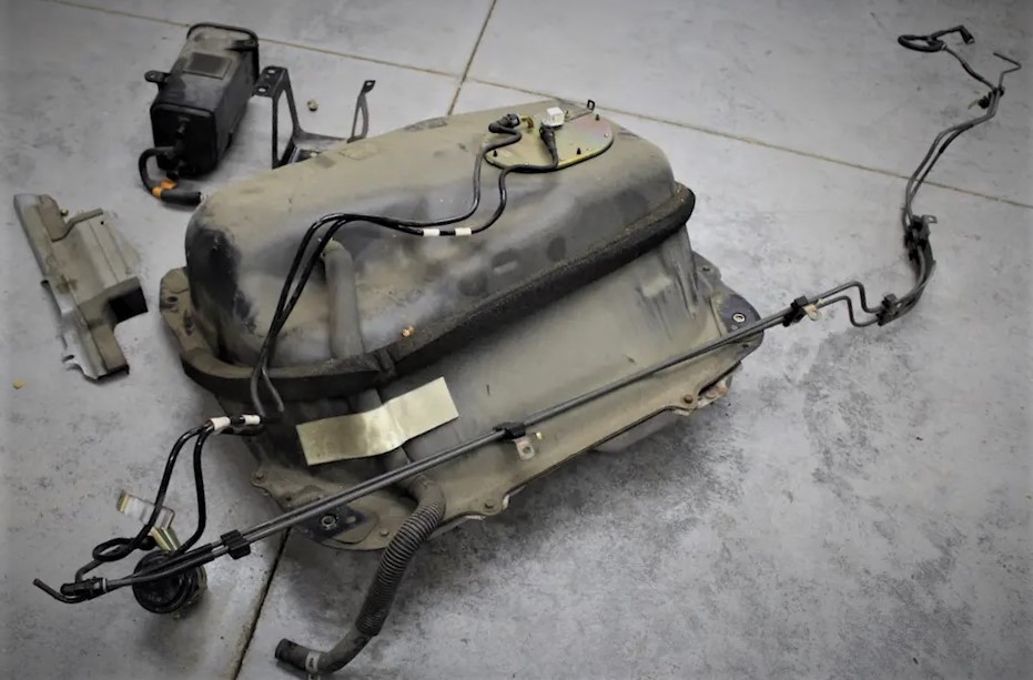 https://www.onallcylinders.com/wp-content/uploads/2023/08/20/mazda-miata-fuel-tank-and-pump-removed-from-car.jpg