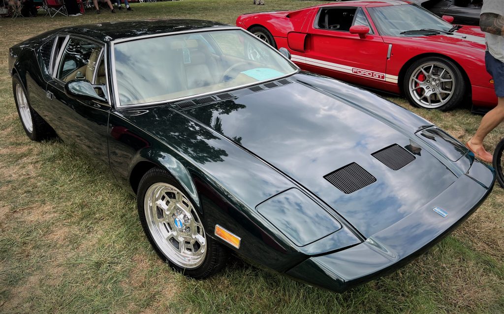 Black DeTomaso Pantera, Front