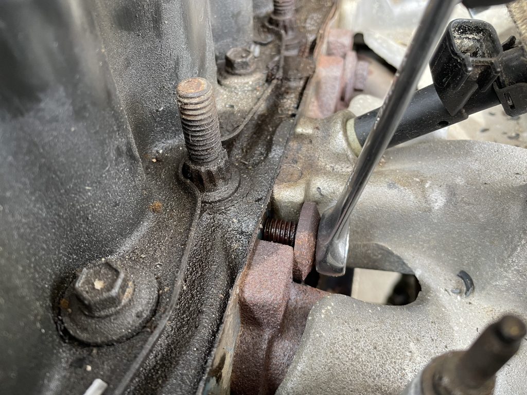 close up of manifold bolts on a Jeep Cherokee xj 4.0L engine