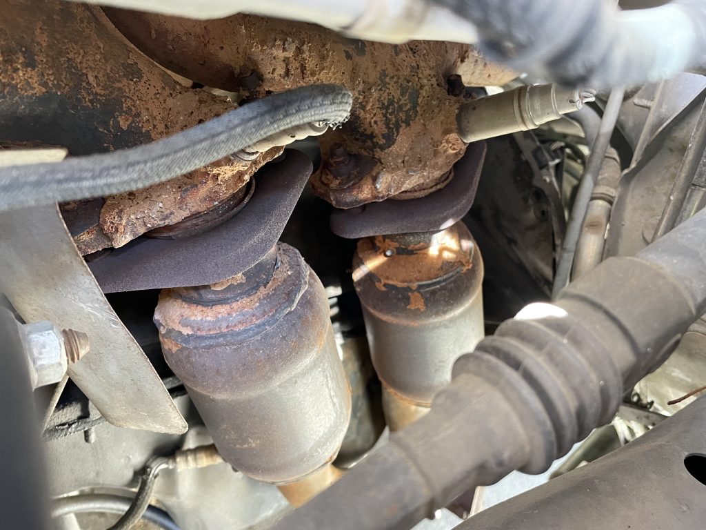 catalytic converters on manifold of a Jeep Cherokee xj 4.0L