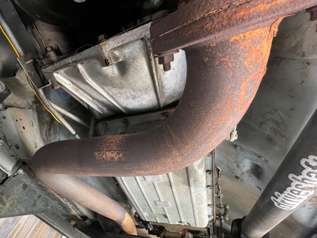 exhaust pipe routing under a Jeep Cherokee xj 4.0L