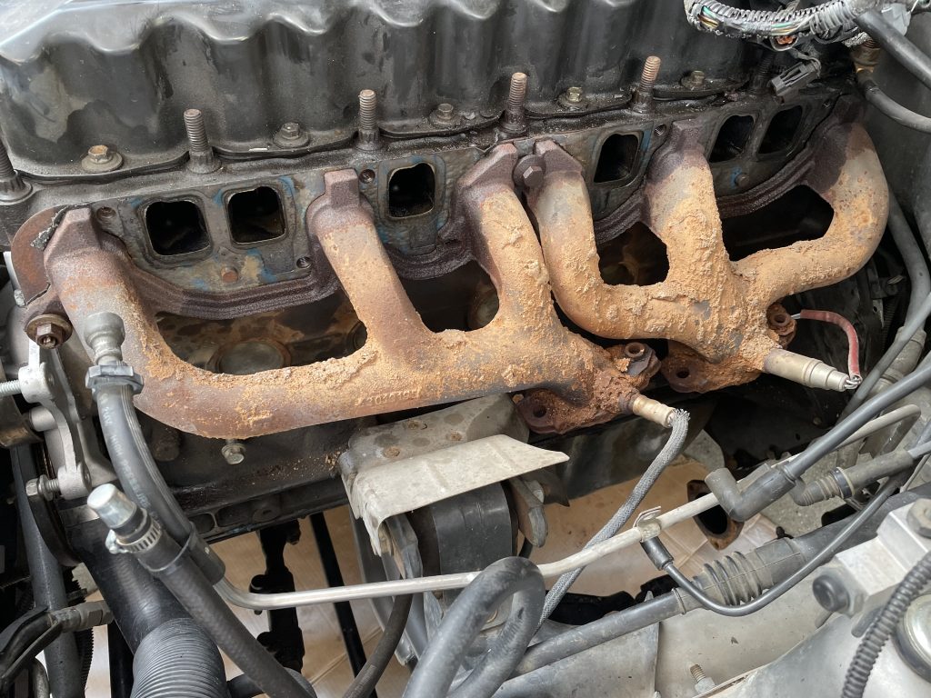 intake manifold removed on a Jeep Cherokee xj 4.0L