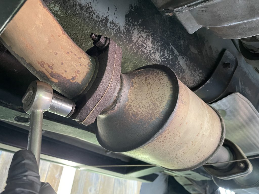 installing exhaust section under a Jeep Cherokee xj 4.0L