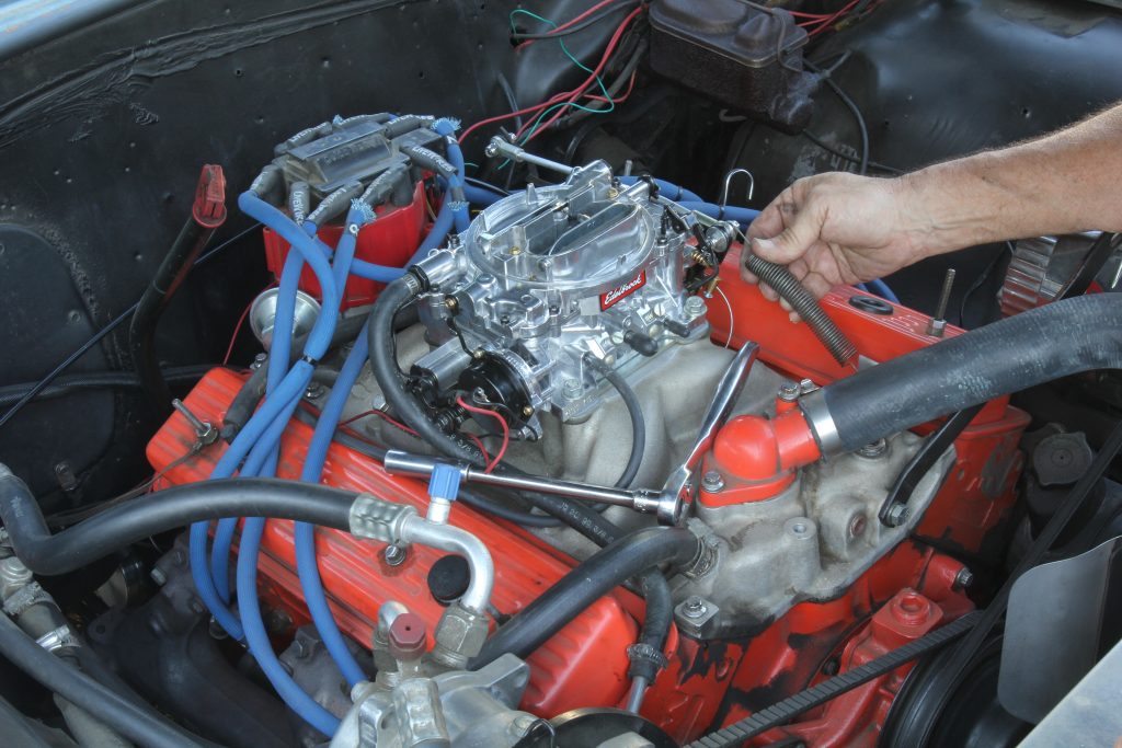 An edelbrock AVS2 carburetor atop a muscle car engine