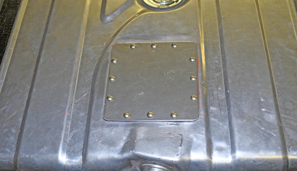 Access hole cover on gas tank