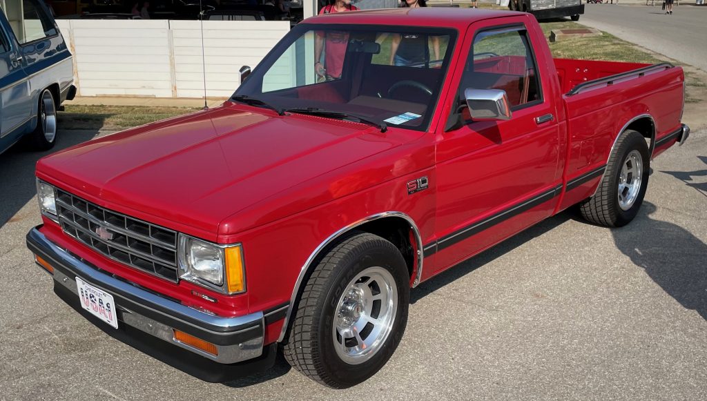 red regular cab chevy s10 truck