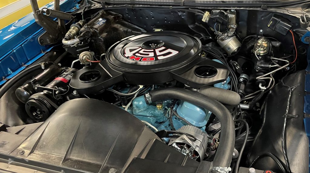 ram air 455 pontiac v8 under the hood of a second-gen gto