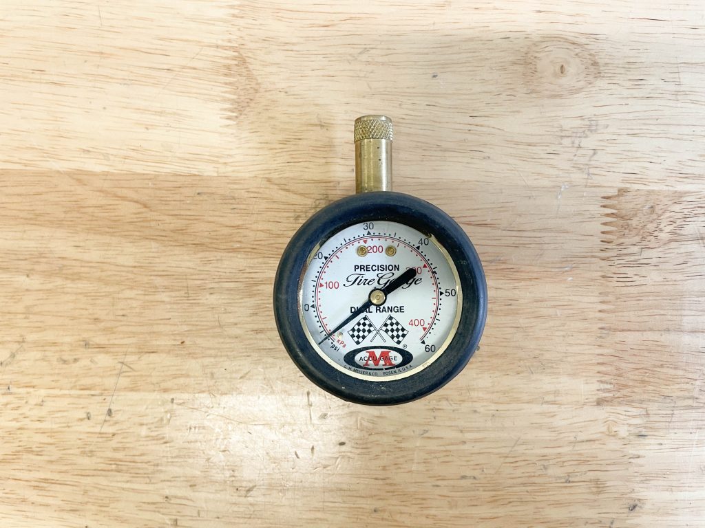 Analog dial tire pressure gauge