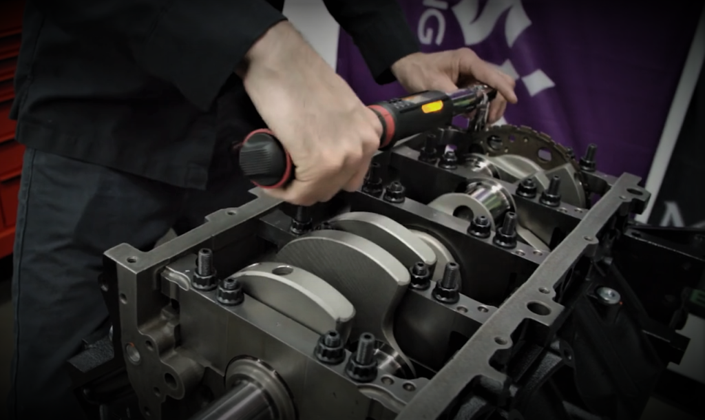 torqueing down crankshaft main cap bolts on an ls engine