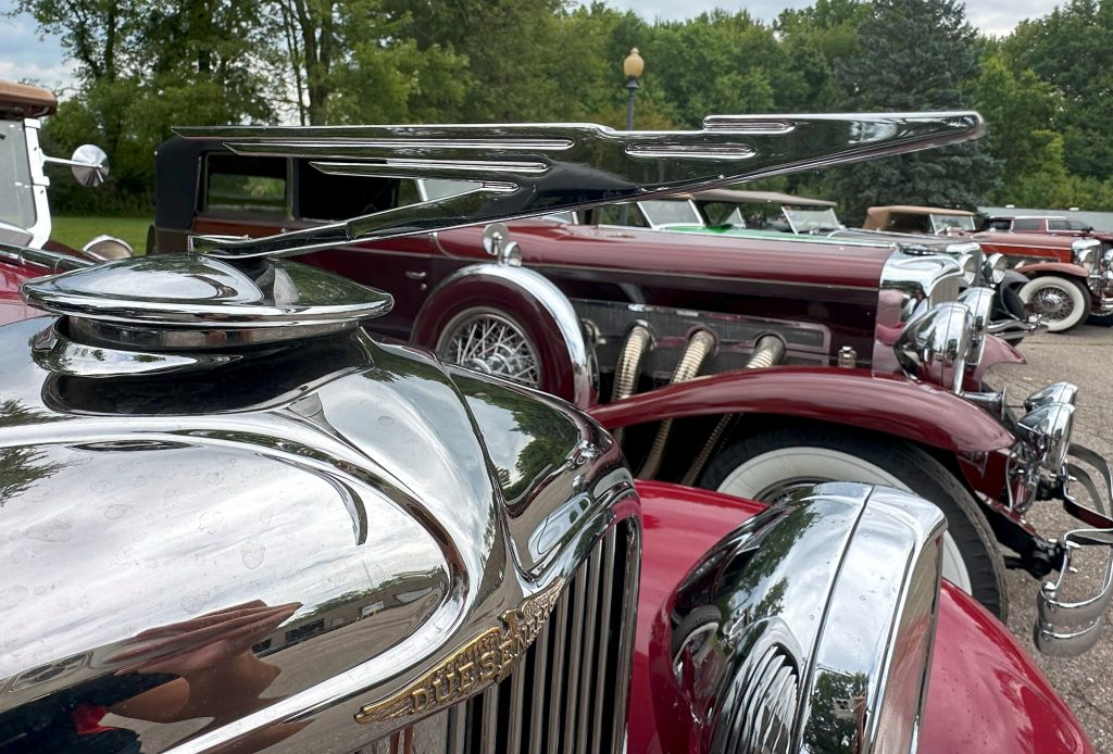 close up of a Duesenberg hood ornament