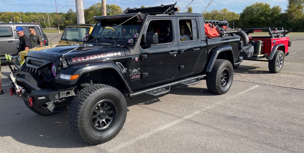 Jeep Gladiator Rubicon with roof tent & overlanding trailer