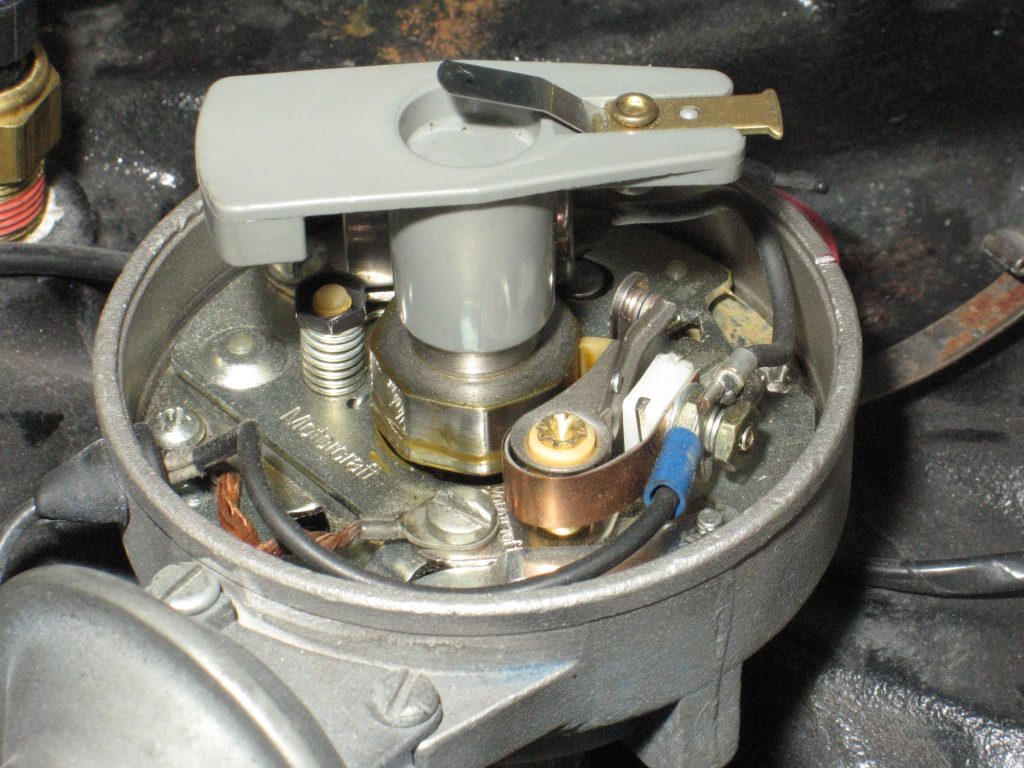 Ford dual-point distributor with vacuum advance