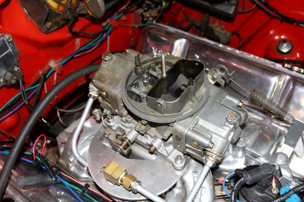 carburetor sitting atop a v8 engine